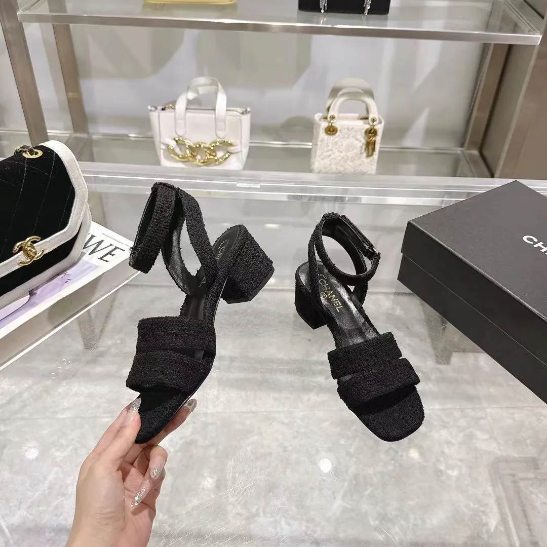 👟👟Ex-factory price 540👟👟 𝐂𝐇𝐀𝐍𝐄𝐋★Xiaoxiang New Spring and Summer Products Counter new sandals, electric embroidery Lingge’s classic elements that will never fade away 💋Showing unique dressing style, too beautiful to say anything, a must-have in summer... Upper: imported sheepskin/knitted fabric Lining: mixed sheepskin Heel height: 5cm Outsole: Italian leather outsole Shoe size: 35-39 (customized items of 40, 41 and 42 are not returnable or exchangeable)
